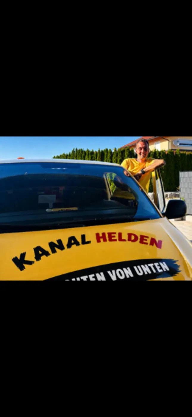 Mateo von den Kanalhelden am Einsatzfahrzeug